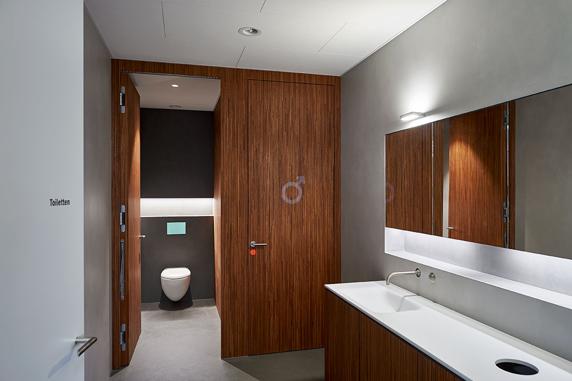 Toilettentüren mit LED-animierter Signaletik komplett in Türblatt verbaut.