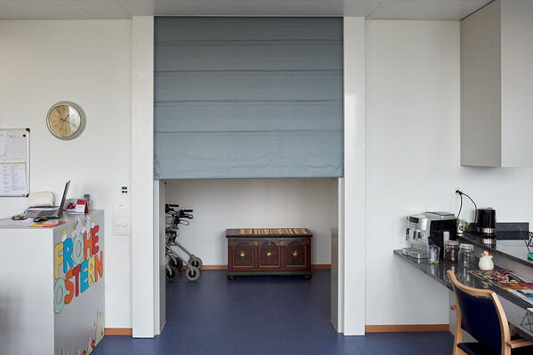 <p><strong>Brandschutzvorhang</strong><br />Brandschutzvorhang EI30 der Marke FIRESCREEN zur Abtrennung von Korridor und Empfangsbereich in Spitalbetrieb.</p>