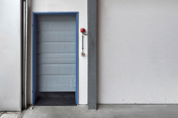 <p><strong>Brandschutzvorhang</strong><br />Brandschutzvorhang EI60 der Marke FIRESCREEN zwischen Treppenhaus und einer Garage für Löschfahrzeuge der Feuerwehr.</p>