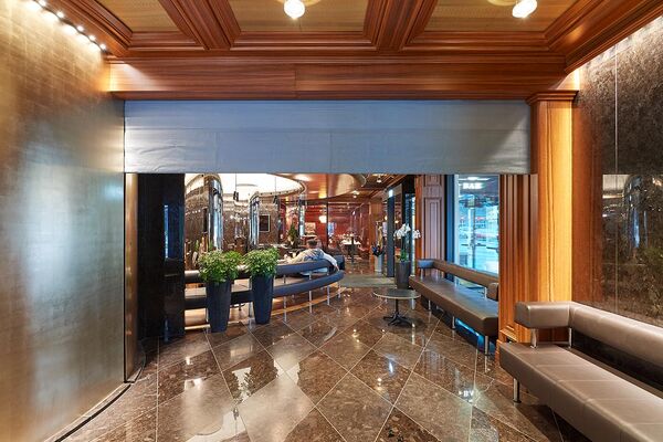 <p><strong>Brandschutzvorhang</strong><br />Massgefertiger Rauch- und Brandschutzvorhang EI60 der Marke FIRESCREEN als Brandabschnitt zwischen Lobby und Restaurant.</p>