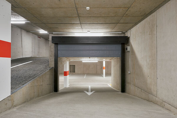<p><strong>Brandschutzvorhang</strong><br />Rollvorhang EI30 der Marke FIRESCREEN als Brandabschnitt im Parkhaus.</p>