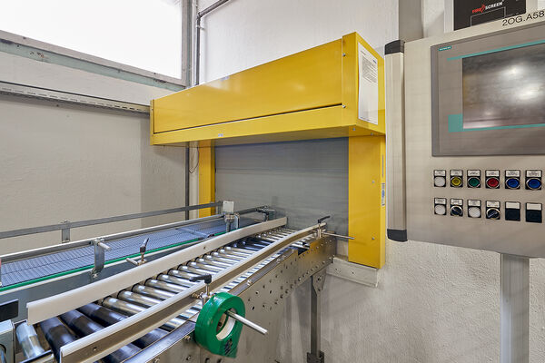 <p><strong>Brandschutzvorhang</strong><br />Textiler und flexibler Rollvorhang EI30 der Marke FIRESCREEN als Brandabschnitt in einer Produktionsstrasse.</p>
