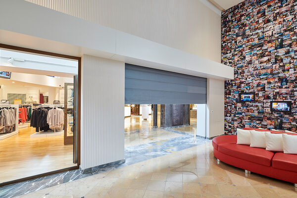 <p><strong>Brandschutzvorhang</strong><br />Textiler Rauch- und Brandschutzvorhang EI30 der Marke FIRESCREEN zwischen Hotellobby und Shoppingbereich.</p>