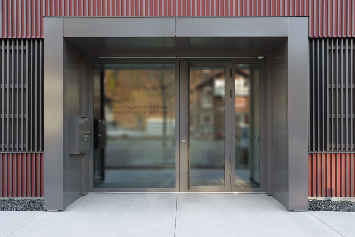 Einbruchschutztür RC3 aus Holz, zweiflügelig, verglast, Haupteingang Gerichtsgebäude