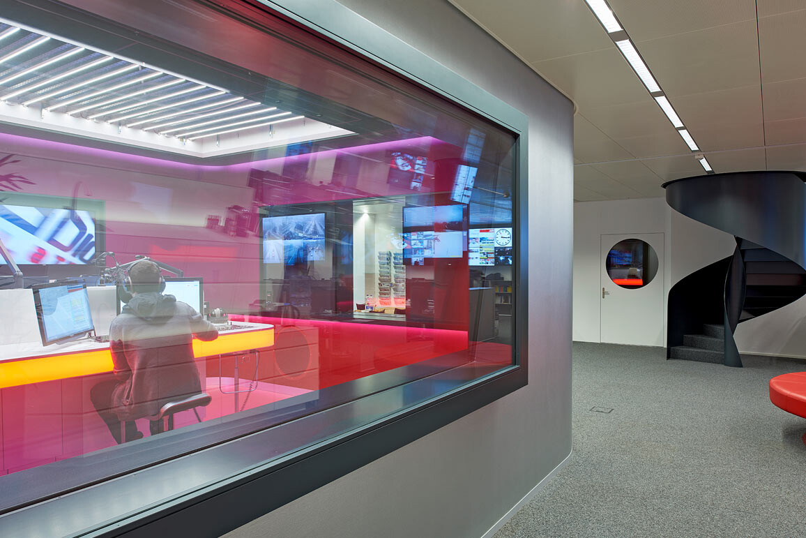 Schallschutzverglasung für Radio Studio mit geneigten Glasflächen