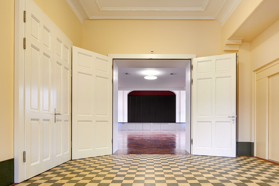 Denkmalschutz-Tür, zweiflügelig, in gestemmter Ausführung, weiss gestrichen