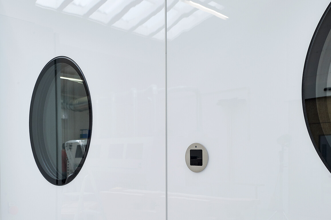 Hygienische Tür aus Holz, zweiflügelige Tür mit Bullauge, integriertem Venenscanner und antibakterieller Oberfläche in Glasoptik
