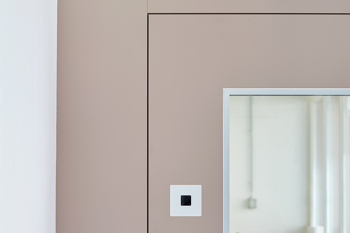 Hygienische Tür aus Holz, kratzfeste Schiebetür mit matter Acryloberfläche und integriertem Venenscanner