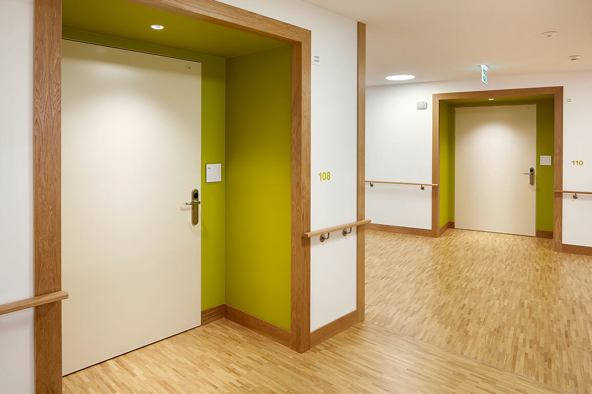 Behindertengerechte Tür aus Holz, breite Patiententüren, schwellenlos