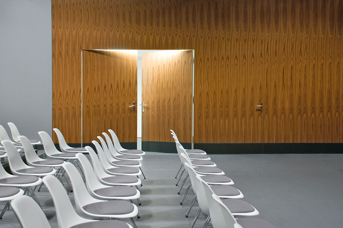 Schallschutztür aus Holz, zweiflügelig, furniert, für Konferenz-Medienraum