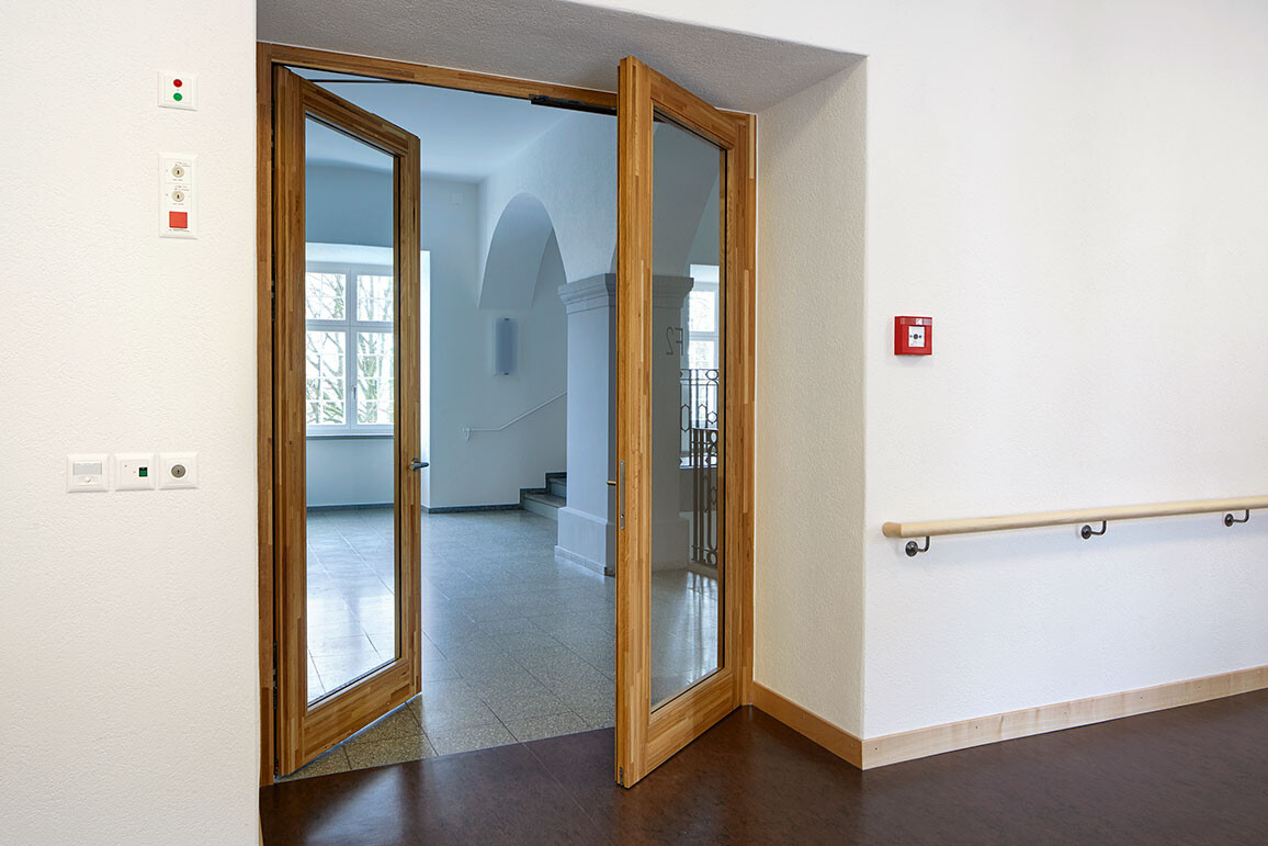 Behindertengerechte Tür aus Holz, Rahmentür verglast, gegenläufig öffnend