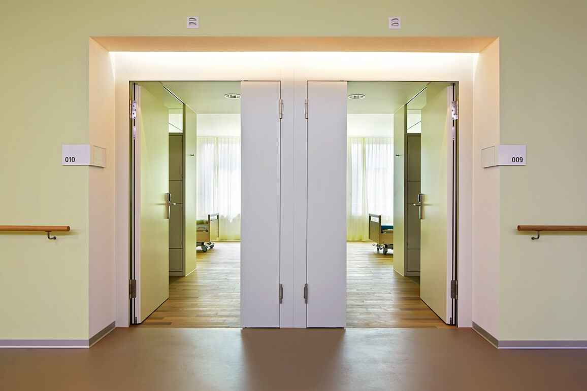 Behindertengerechte Türen aus Holz, Rahmentüren mit gegenläufigen Standflügeln, breit und schwellenlos