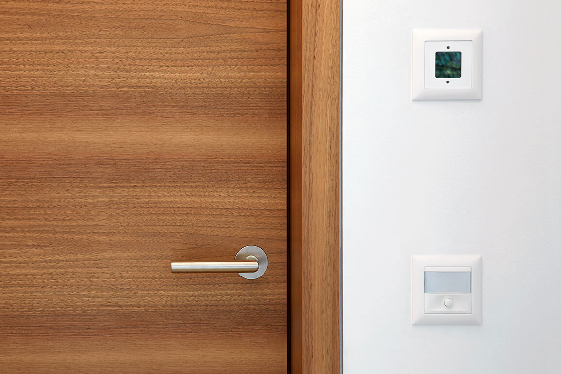 Einbruchschutztür RC 4 aus Holz, Wohnungsabschlusstür mit Venenscanner als Zutrittskontrolle