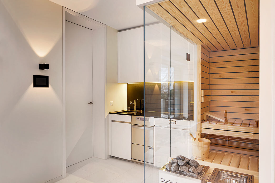 Wasserfeste Tür aus Holz, Feuchtraumtür im Saunabereich mit spezifischer Kunststoff-Schicht und nicht rostbaren Beschlägen