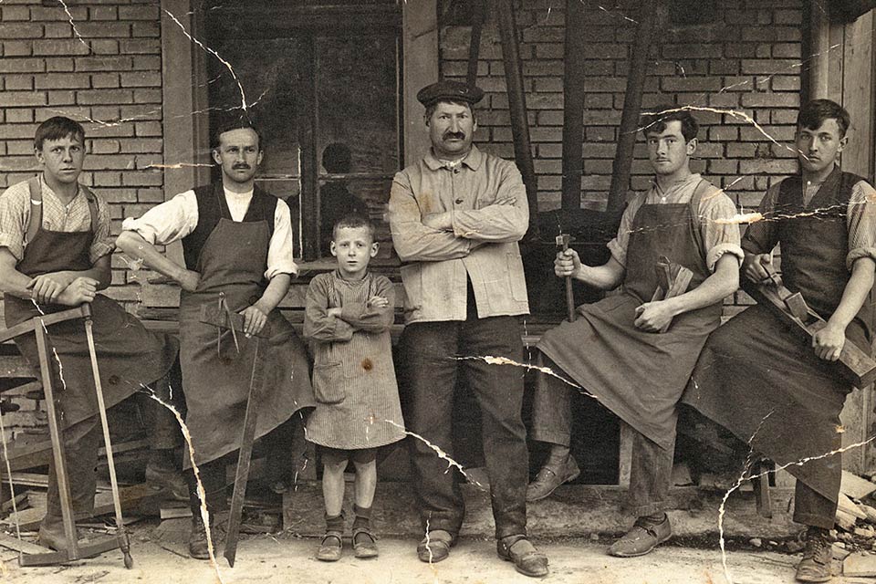 Josef Frank sen. ouvre un atelier de menuiserie à Buochs en 1897. Avec quatre collaborateurs, il jette les fondements de l’entreprise actuelle.