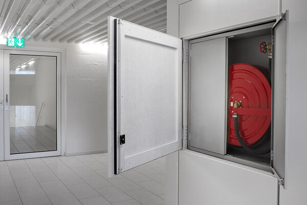 <p><strong>Faces de colonnes montantes EI30 RF1</strong><br />Porte de service intégrée pour tuyau incendie intégrée dans la face de l’armoire.</p>
