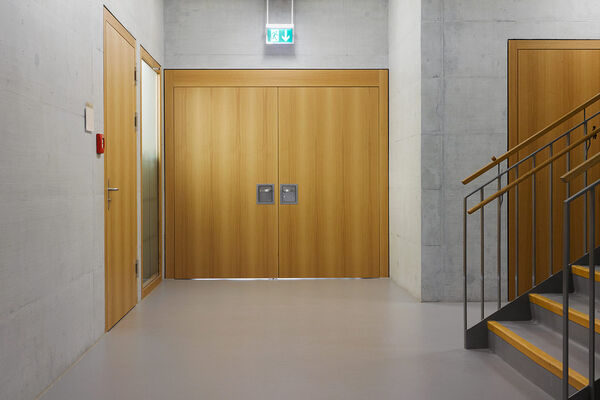 <p><strong>Porte avec cadre EI30</strong><br />Elément de porte avec cadre affleuré au mur béton, joint négatif noir entre cadre et mur.</p> <p><strong>Porte avec cadre EI30</strong><br />Elément de porte avec cadre affleuré au mur béton, joint négatif noir entre cadre et mur.</p>