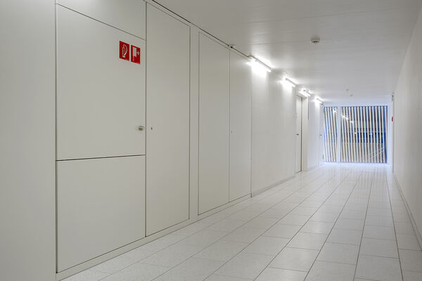 <p><strong>Installations électriques EI30 RF1</strong><br />Face technique EI30 icb à plusieurs vantaux dans un corridor, laqué blanc.</p>