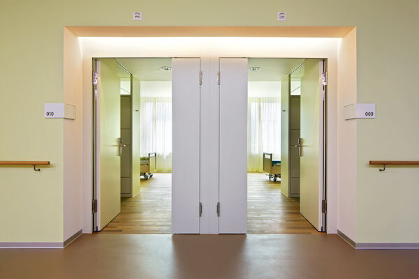 <p><strong>Porte avec cadre EI30</strong><br />Porte sur cadre à rotation inverse avec semi-fixe pour ouverture en cas de besoin.</p> <p><strong>Porte avec cadre EI30</strong><br />Porte sur cadre à rotation inverse avec semi-fixe pour ouverture en cas de besoin.</p>
