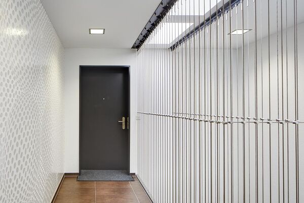 <p><strong>Porte avec huisserie EI30</strong><br />Porte palière de grande hauteur sur huisserie métallique avec dilatation, l’ensemble verni noir.</p>