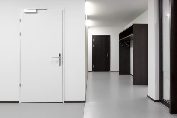 <p><strong>Porte avec huisserie EI30</strong><br />Portes affleurées avec intégration dans le panneau de porte d’un système d’accès contrôlé par badge, incluant la garniture.</p>
