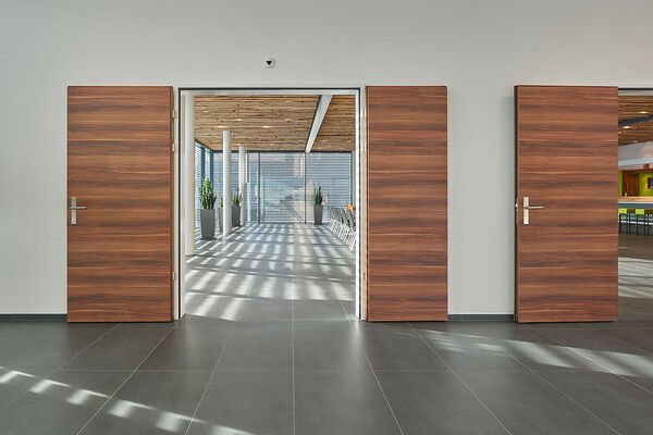 <p><strong>Porte avec huisserie EI30</strong><br />Porte sur huisserie métallique, ouverture à 180°, revêtement en stratifié imitation bois structuré.</p>