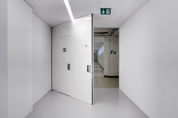 <p><strong>Porte coupe-feu à pivot EI30</strong><br />Porte coupe-feu sans cadre avec porte de fuite intégrée.</p>