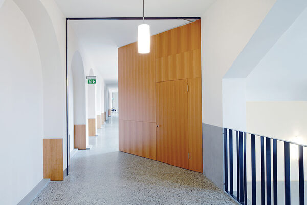 <p><strong>Porte coupe-feu à pivot EI30</strong><br />Le ferme-porte monté au sol et au plafond permet la fermeture automatique de la porte.</p>