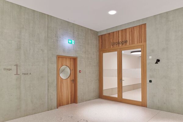 <p><strong>Porte avec cadre</strong><br />Portes à cadre EI30 en cœur de frêne plaqué, laqué naturel, avec insert en verre carré et rond.</p> <p><strong>Porte avec cadre</strong><br />Portes à cadre EI30 en cœur de frêne plaqué, laqué naturel, avec insert en verre carré et rond.</p>