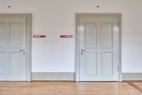 <p><strong>Porte en bois massif EI30</strong><br />Portes assemblées massives EI30 à 1 vantail, portes pleines, l’ensemble avec croisillons rapportés. Portes installées dans un bâtiment classé historique. </p> <p><strong>Porte en bois massif EI30</strong><br />Portes assemblées massives EI30 à 1 vantail, portes pleines, l’ensemble avec croisillons rapportés. Portes installées dans un bâtiment classé historique. </p>