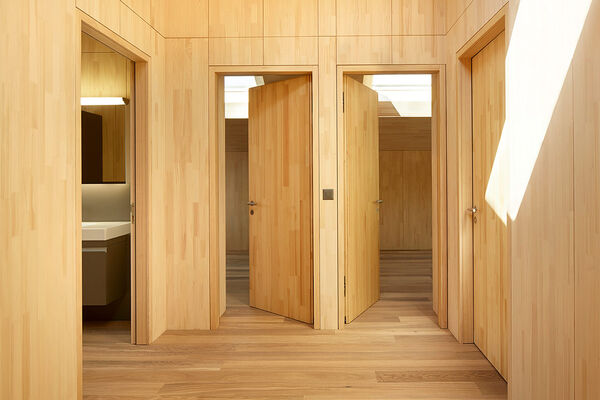 <p><strong>Porte en bois massif EI30</strong><br />Portes sur embrasure à fleur de paroi en épicéa brossé naturel.</p> <p><strong>Porte en bois massif EI30</strong><br />Portes sur embrasure à fleur de paroi en épicéa brossé naturel.</p>