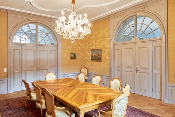 <p><strong>Porte en bois massif EI30</strong><br />Portes assemblées massives EI30 à 2 vantaux, portes pleines, attiques vitrés plein cintre, l’ensemble avec croisillons rapportés. Portes installées dans un bâtiment classé historique. </p> <p><strong>Porte en bois massif EI30</strong><br />Portes assemblées massives EI30 à 2 vantaux, portes pleines, attiques vitrés plein cintre, l’ensemble avec croisillons rapportés. Portes installées dans un bâtiment classé historique. </p>