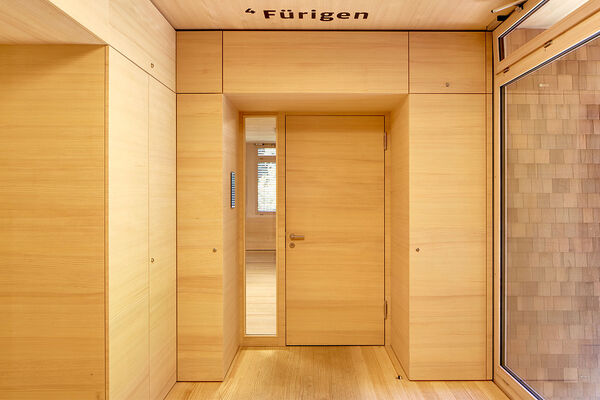 <p><strong>Porte avec cadre EI30</strong><br />Porte sur cadre avec vitrage latéral EI30, placage en sapin blanchi.</p> <p><strong>Porte avec cadre EI30</strong><br />Porte sur cadre avec vitrage latéral EI30, placage en sapin blanchi.</p>