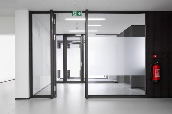 <p><strong>Porte avec cadre EI30</strong><br />SAS composé de vitrages fixes et portes vitrées EI30, accès sécurisé à travers un système de badge etfonction SAS.</p> <p><strong>Porte avec cadre EI30</strong><br />SAS composé de vitrages fixes et portes vitrées EI30, accès sécurisé à travers un système de badge etfonction SAS.</p>