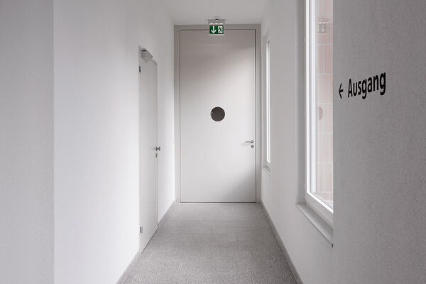 <p><strong>Porte avec cadre EI30</strong><br />Porte sur cadre à dimensions hors-norme avec découpe vitrée ronde, l’ensemble EI30.</p> <p><strong>Porte avec cadre EI30</strong><br />Porte sur cadre à dimensions hors-norme avec découpe vitrée ronde, l’ensemble EI30.</p>