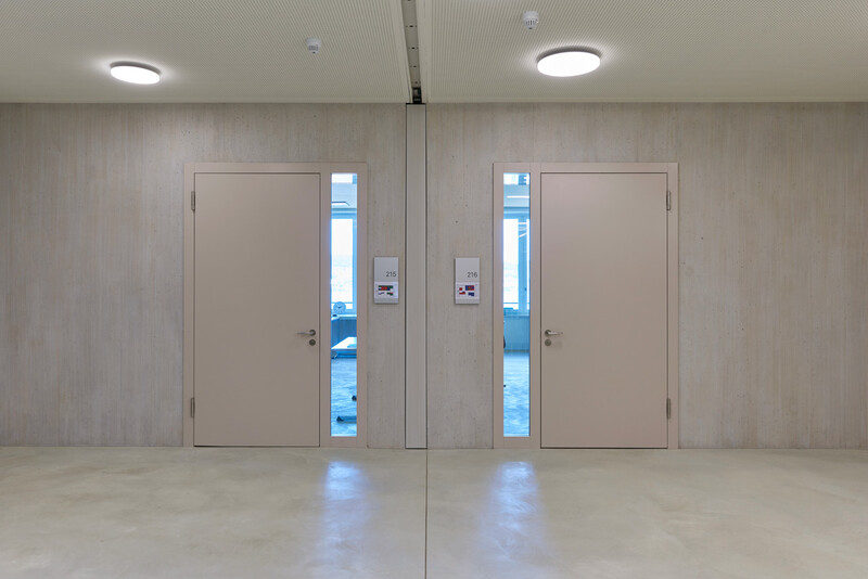 Des portes avec des découpes en verre pour l’école – à Wädenswil